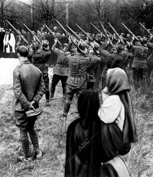 Salvas de fusilería durante el sepelio del famoso aviador alemán barón de Richthofen, conocido como Barón Rojo
